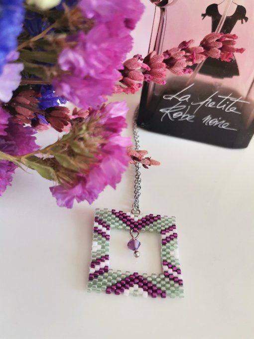 Collier pendentif carré, violet, vert, blanc