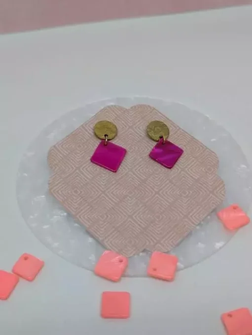 Boucles d'oreilles acier inoxydable doré et losange fuschia