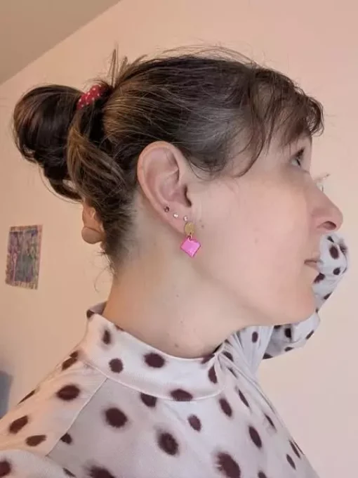 Boucles d'oreilles acier et losange rose portées