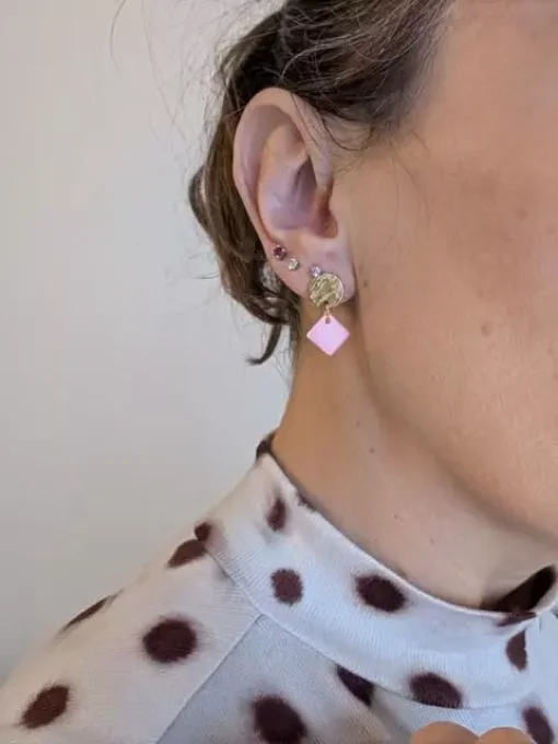 Boucles d'oreilles acier et losange corail portées