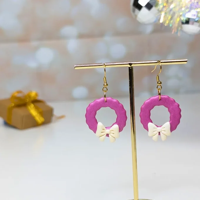 Boucles d'oreilles Couronnes de Noel rose métallique et blanc