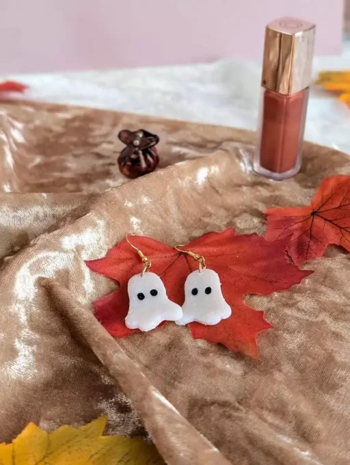 Boucles d'oreilles fantômes blanc pailleté