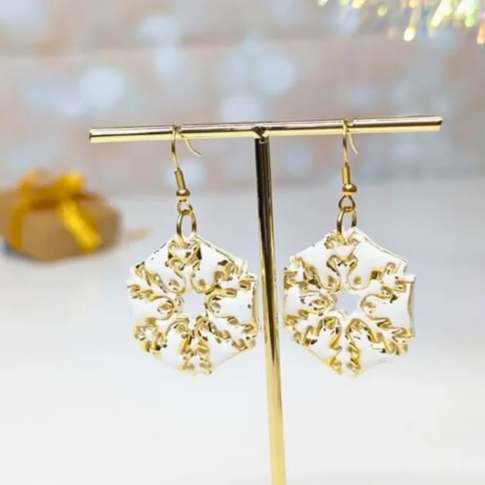 Boucles d'oreilles flocons de neige blanc et feuilles d'or