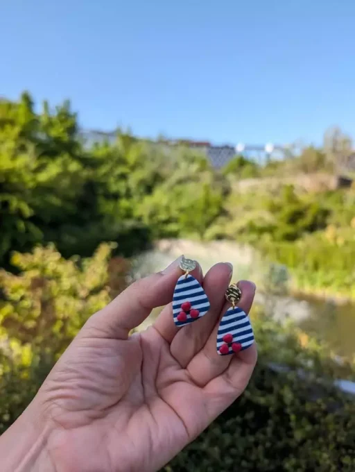 Pendants d'oreilles marinière bleu et blanc coeurs rouges