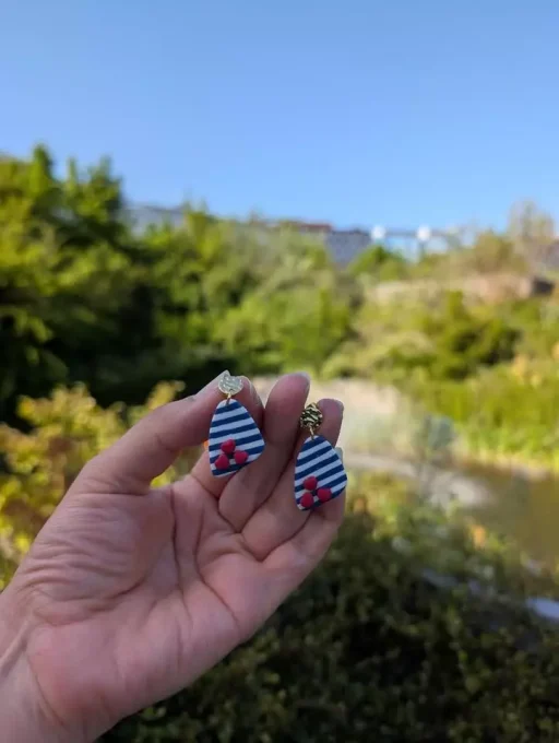 Boucles d'oreilles marinières bleu et blanc avec 3 coeurs rouges
