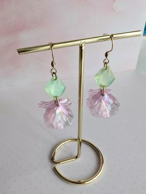 Boucles d'oreilles pendantes strass et pétale mint et violet izbulle
