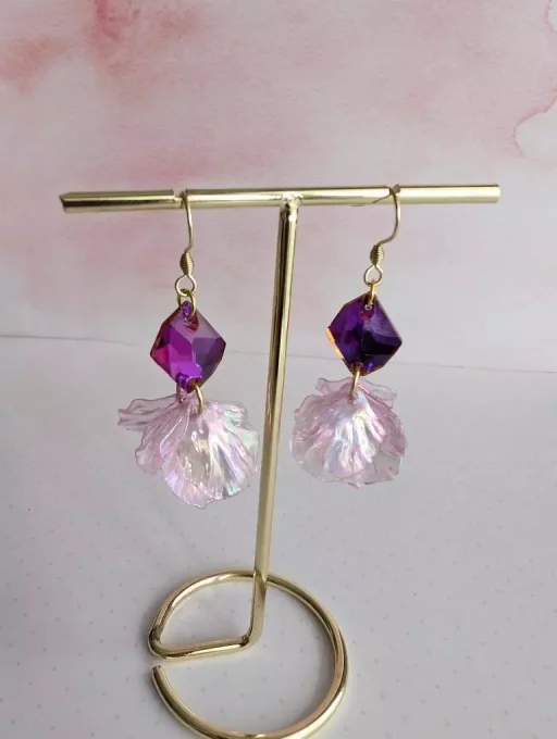 Boucles d'oreilles pendantes strass et pétales violet izbulle