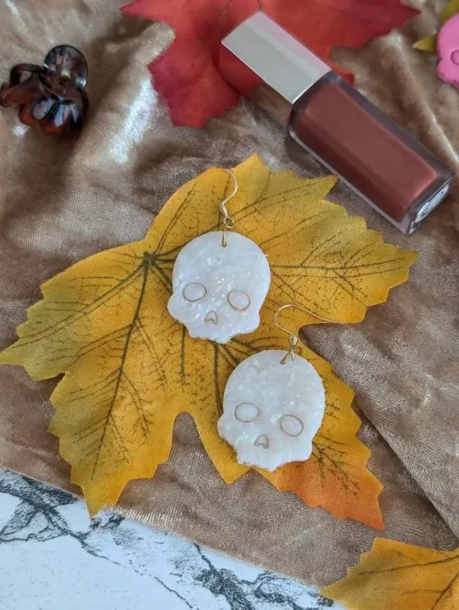 boucles d'oreilles tête de mort blanc pailleté