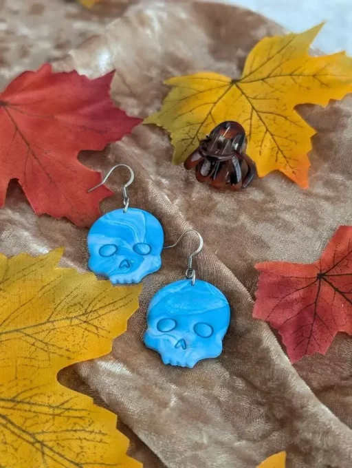 boucles d'oreilles tête de mort bleue