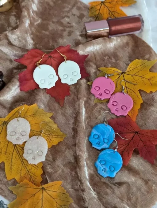boucles d'oreilles tête de mort multicolores