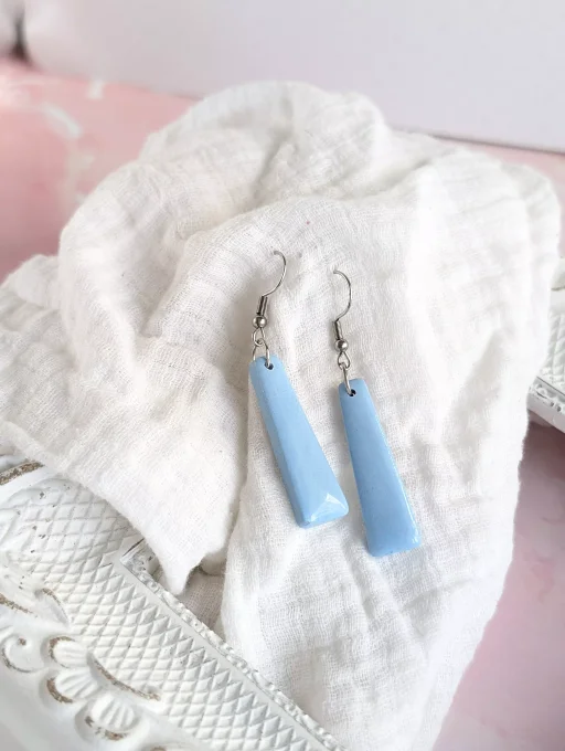 Pendants d'oreilles bleu froid effet pailleté