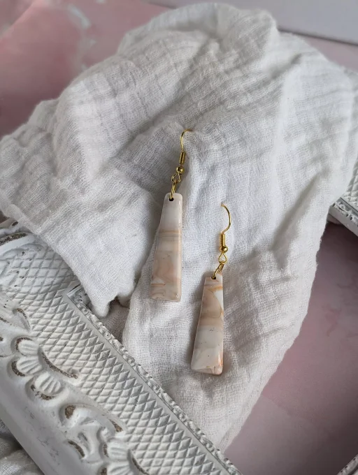 boucles d'oreilles trapèze long effet marbre, marron, cirtouille, blanc et or