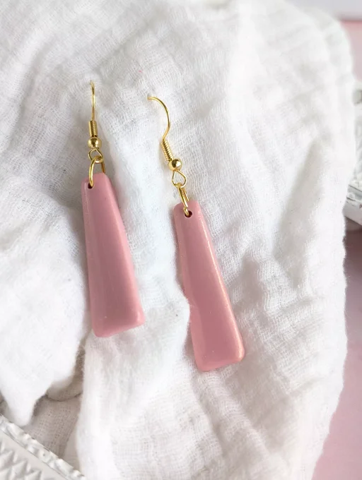 Pendants d'oreilles trapèze rose chaud et paillettes or