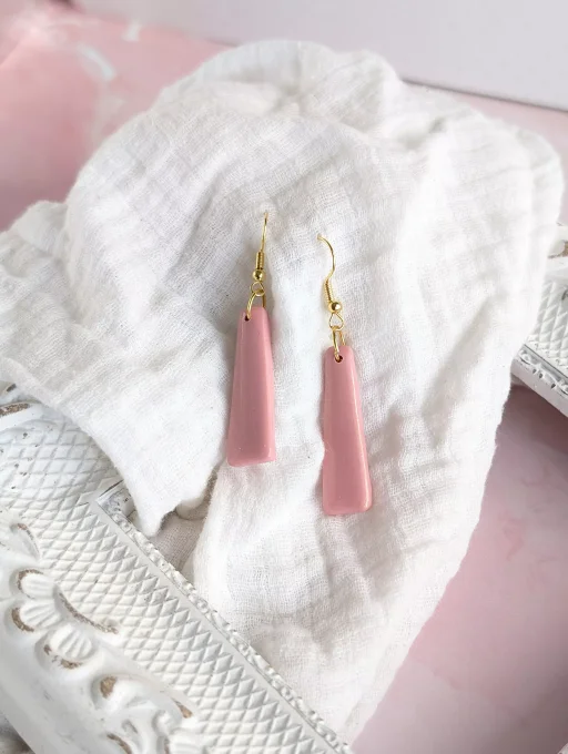 boucles d'oreilles pendantes rose chaud et or en forme de trapèze long
