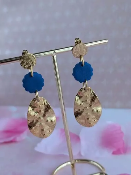 Boucles d'oreilles dorées et fleur