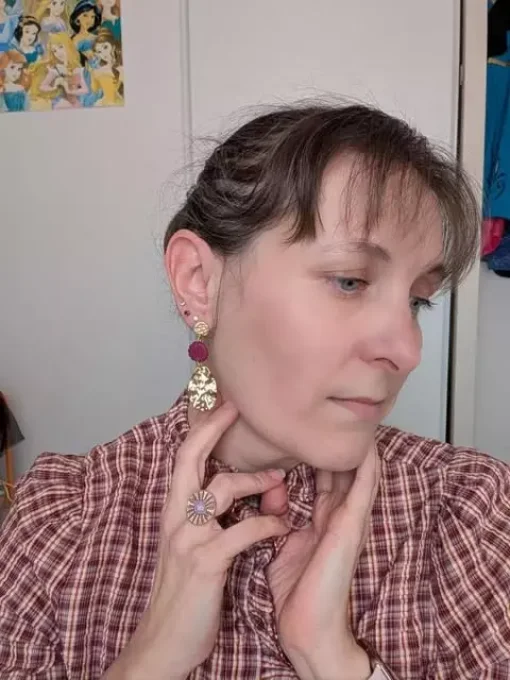 Boucles d'oreilles dorées et fleur