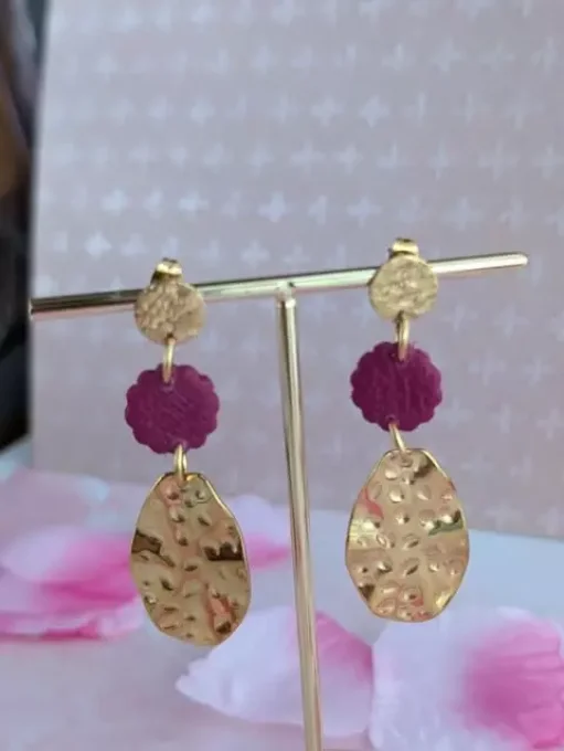 Boucles d'oreilles dorées et fleur