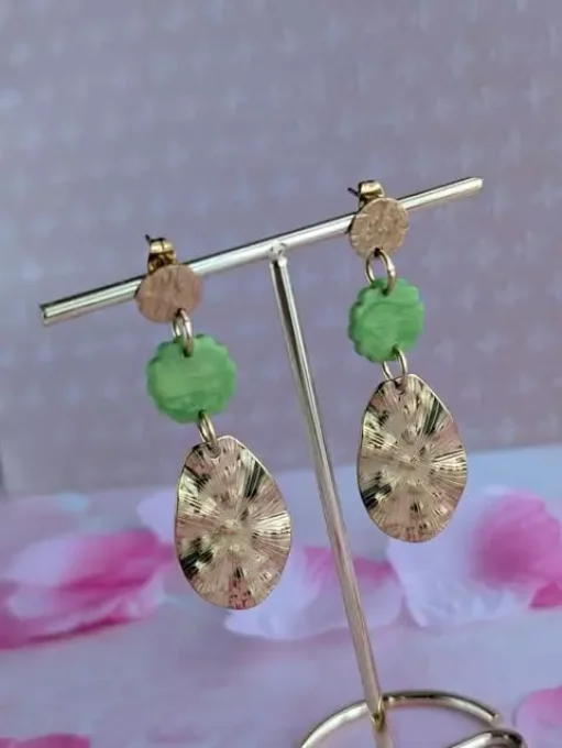 Boucles d'oreilles dorées et fleur