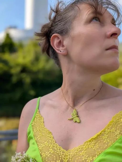 collier libellule verte izbulle