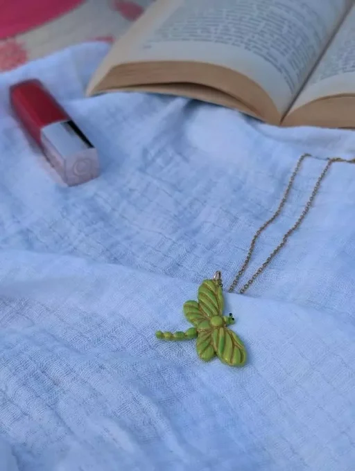 Collier libellule verte et or