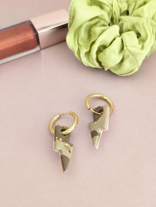 boucles d'oreilles créoles avec pampilles éclairs couleur cappuccino et or