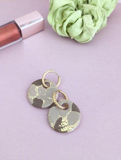 Boucles d'oreilles créoles avec pampilles marron et or