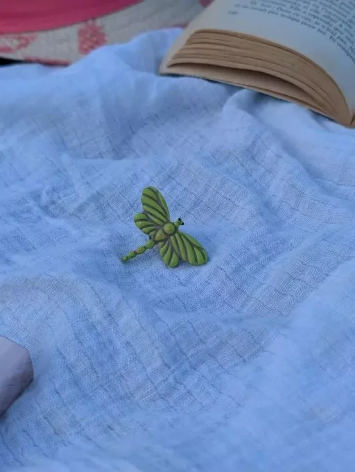 broche libellule verte et violette