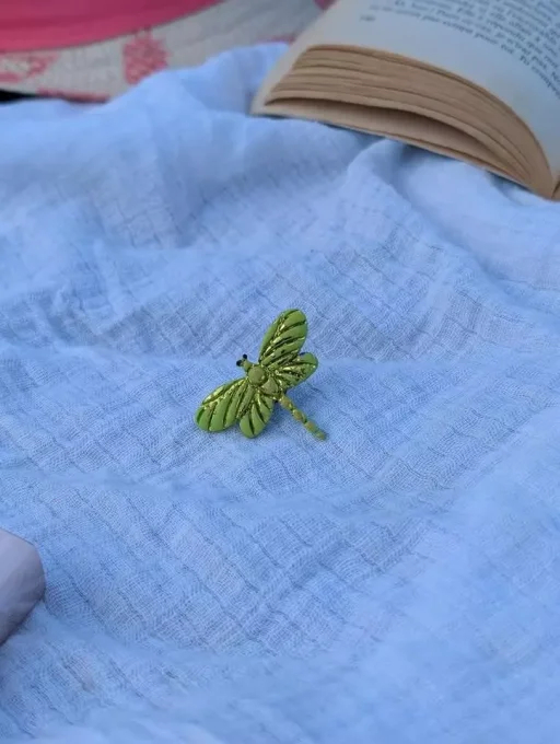 broche libellule verte et or, pin's