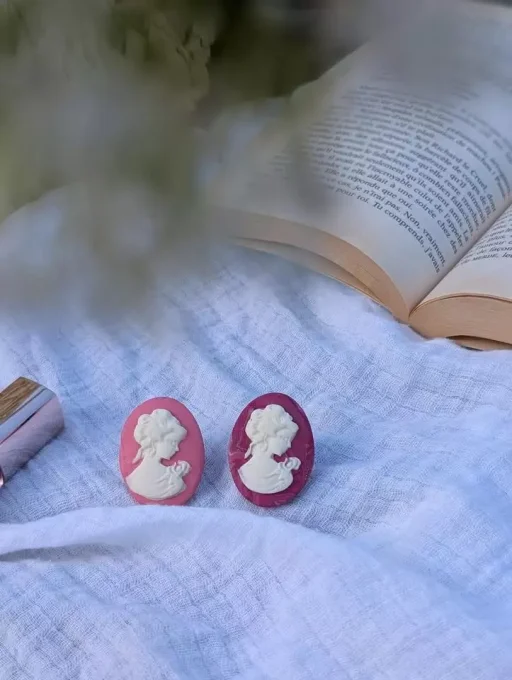 Broche camée ovale rose bordeaux