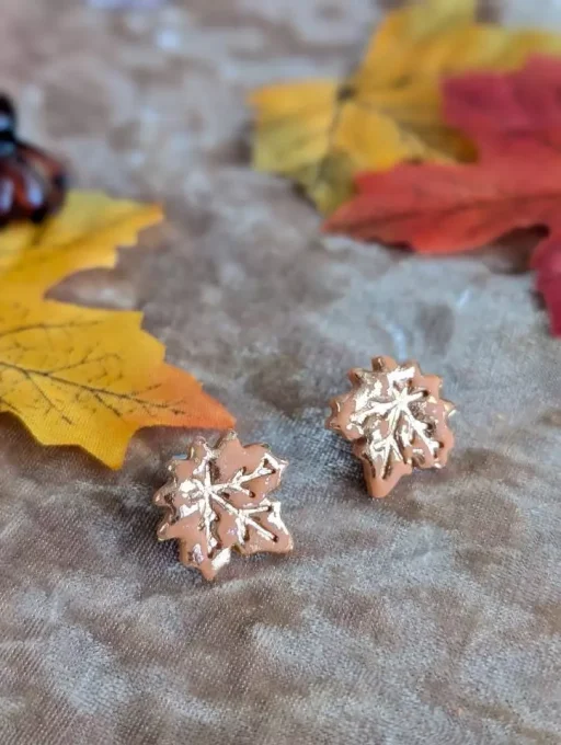 puces d'oreilles feuilles d'érable orange