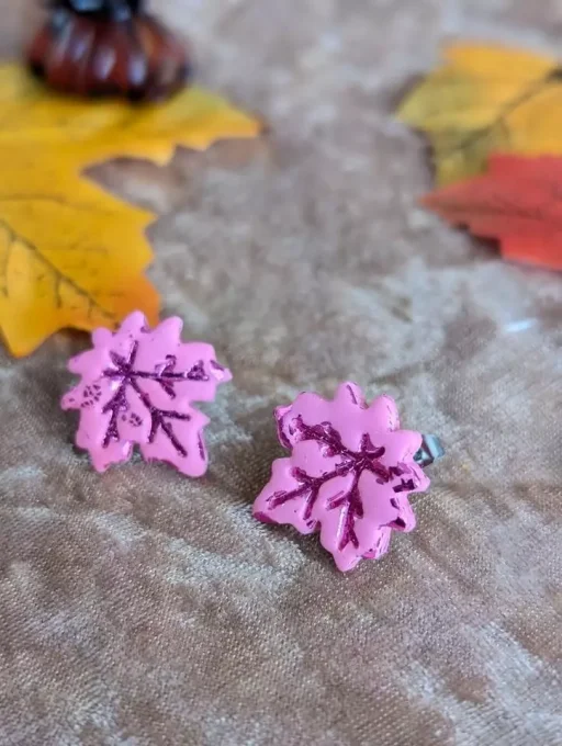 puces d'oreilles feuilles d'érable rose