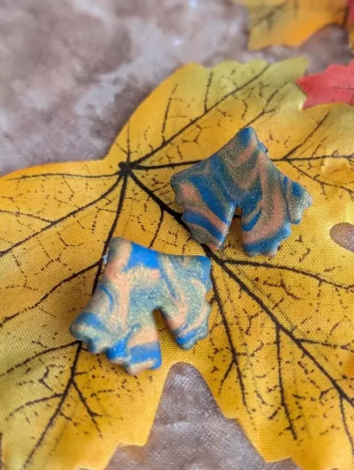 boucles d'oreilles feuilles de ginkgo bleu et orange